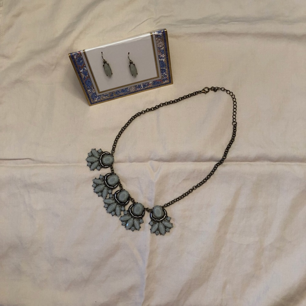 Princess style grey & bronze necklace/earring set.